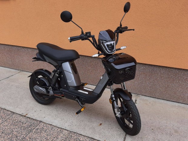 Elektromos robog� (Hecht Betis) elad�