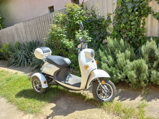 Elektromos robogó, háromkerekű, ZT-63