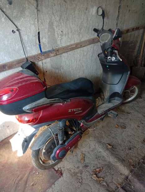 Elektromos robog� elad�