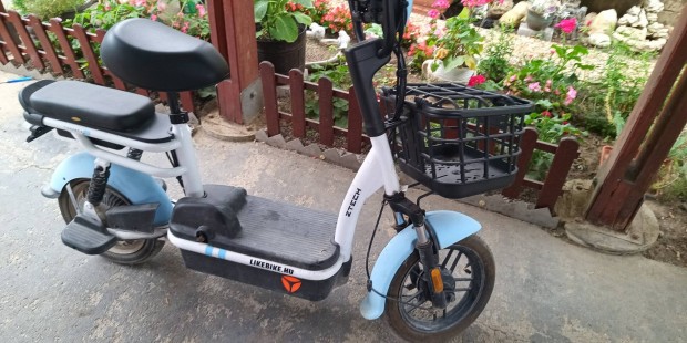 Elektromos robogó kerékpár ZT 02 Berill fél áron.