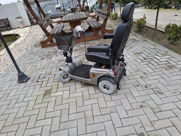 Elektromos rokkant kocsi moped k�peken l�that� sz�p kifog�stalan