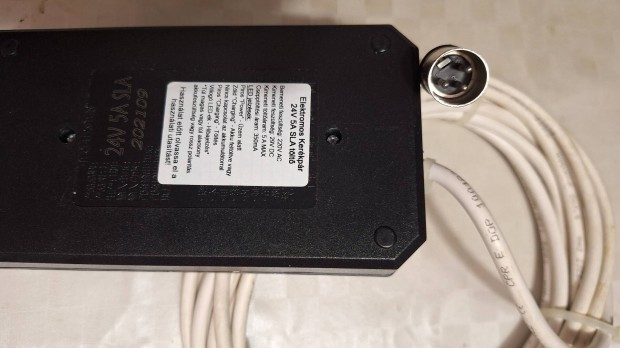 Elektromos rokkantkocsi akkumulátor töltő