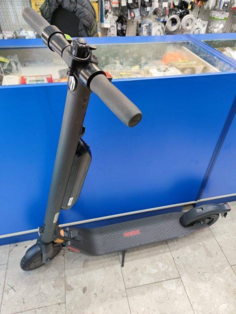 Elektromos roller Ninebot Kickscooter E45E