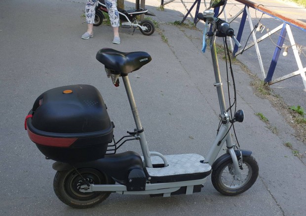 Elektromos roller."Minima O-tee city ülő roller"