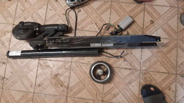 Elektromos roller alkatrész szétszedett