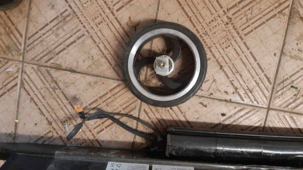 Elektromos roller alkatrész szétszedett