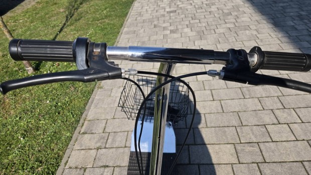 Elektromos roller elad�.