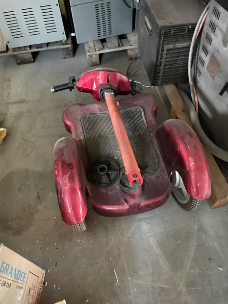 Elektromos roller fellelt állapotban