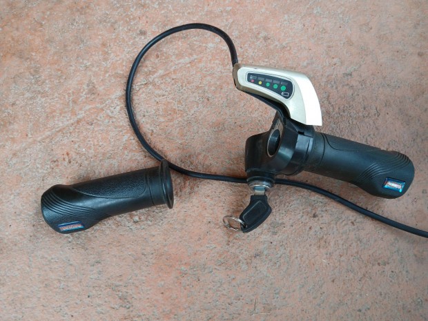 Elektromos roller kerékpár gázkar kulcsos töltöttség kijelzős eladó