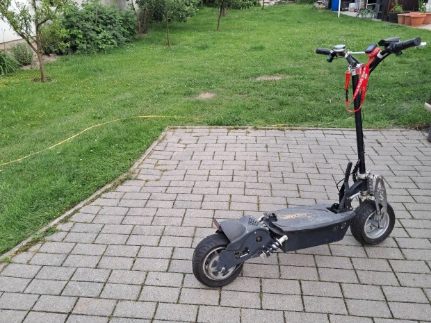 Elektromos roller �j akkukkal �s gumikkal.