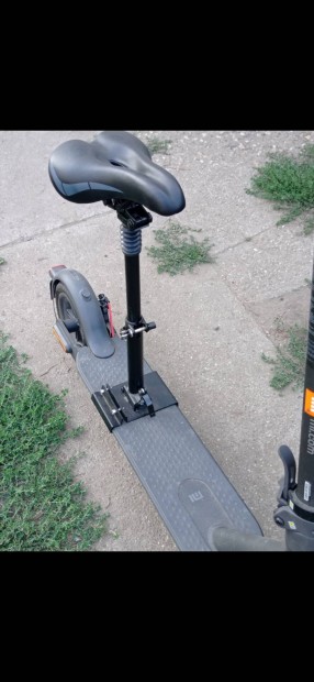 Elektromos roller ülessel felszerelve