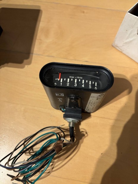 Elektronikus fordulatsz�mm�r�