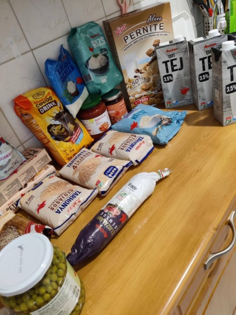 Élelmiszer csomag vegyesen