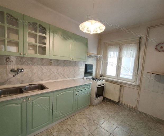 �lhet� csal�di h�z csendes kerttel