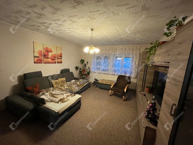 �ljen egy�tt, m�gis k�l�n  k�t lakr�sz egy ingatlanban, Jut�ban!