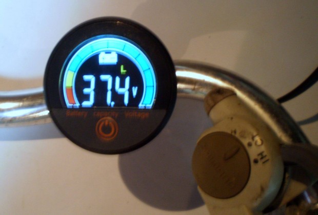 Elkekjtromos ker�kp�r , roller, robog� akkumul�tor kijelz�