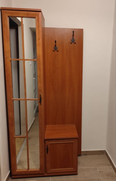 Előszoba szekrény fogassal tükörrel és polcokkal előszobafal