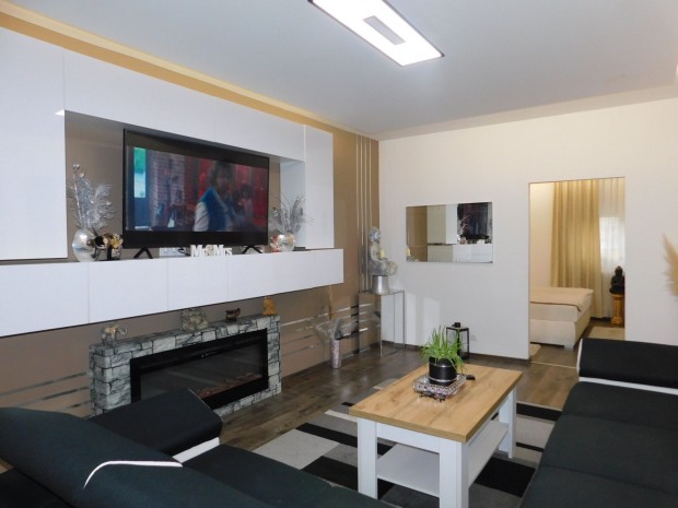 Els� emeleti, fel�j�tott erk�lyes lak�s elad�!