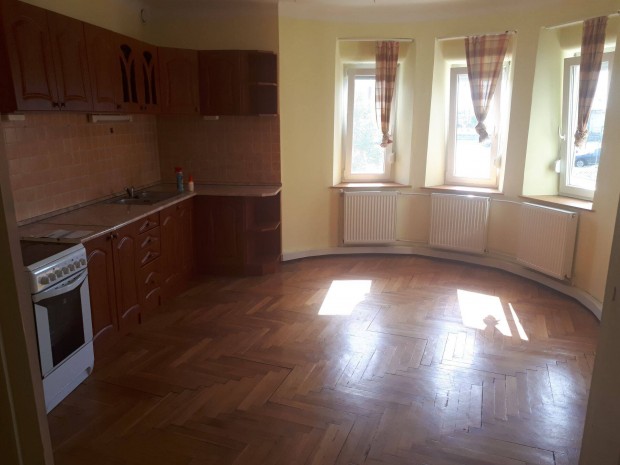 Els emeleti, hrom szobs laks hossz tvra kiad