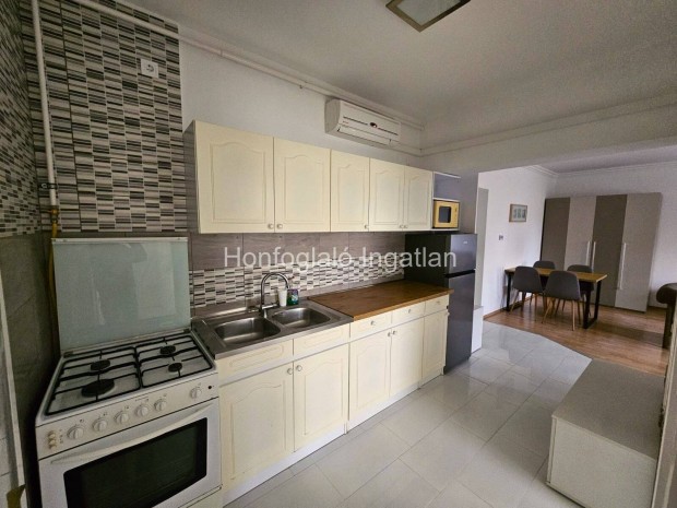 Els� emeleti, sz�p napf�nyes lak�s, ig�ny szerint b�torozva elad�