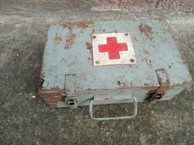 Elsősegély csomag csatos láda Retro vintage oldtimer kult DDR USSR