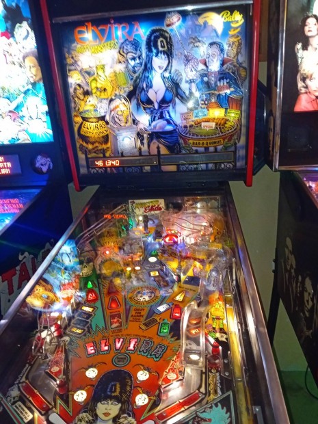 Elvira Party Monsters Bally flipper / pinball