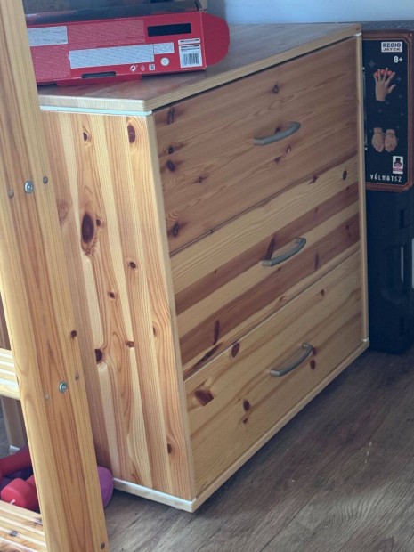 Emeletes �gy kom�ddal