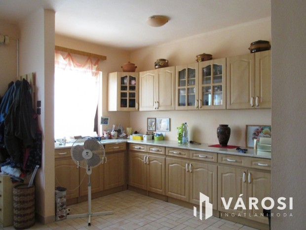 Emeletes csal�di h�z az Ipolypart k�zel�ben