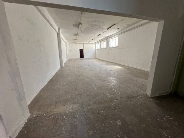 Emeleti 105 m2 helyiség