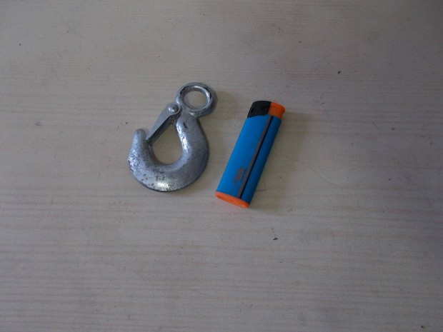 Emel�horog : Kov�csolt vas horog kamp� biztos�t� kapoccsal