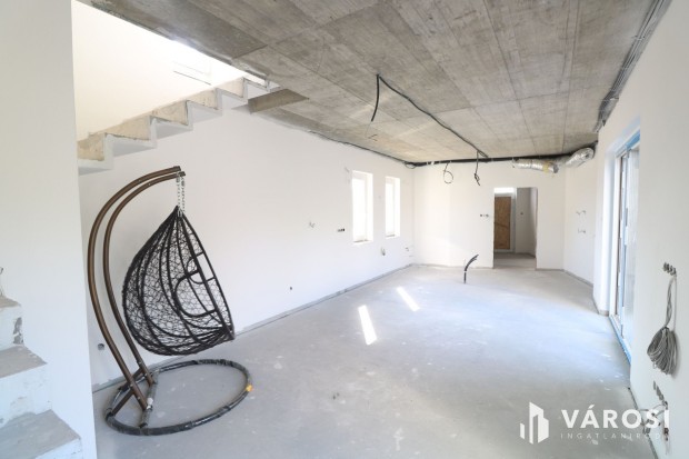 Emeltszint� szerkezetk�sz ikerh�z,  �j-pet�fi telepen elad�!