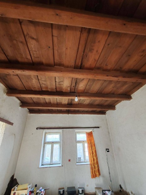 Em�d K�zponti helyen