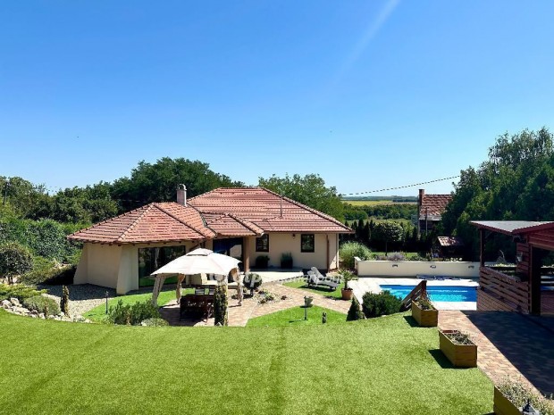 Em�di elad� 140 nm-es h�z