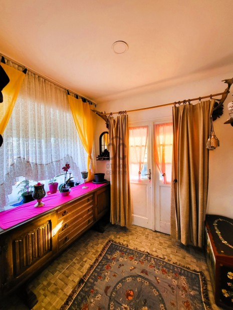 Em�d�n elad� csal�di h�z!