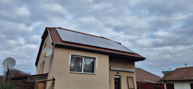 Energiatakar�kos, napelemes csal�di h�z gar�zzsal Kecskem�t Vacsi k�z
