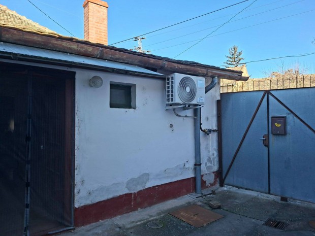 Enyh�n fel�jitand�, vegyes falazat� csal�di h�z