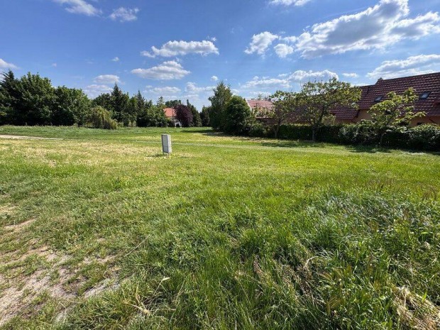 �p�t�si sarok telek elad� Sukor�n!