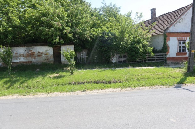 �p�t�si telek Cs�gl�n