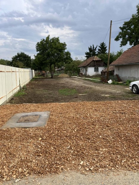 �p�t�si telek Saj��r�s