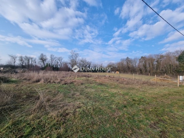 �p�t�si telek a Balatont�l 10 km-re Papkeszin