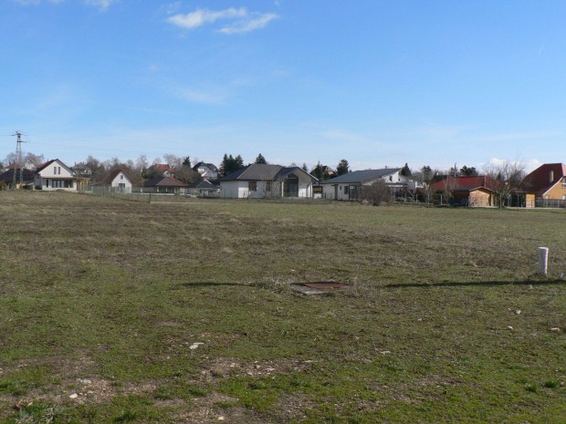 �p�t�si telek a Balatont�l 900m-re,Balatongy�r�k�n!