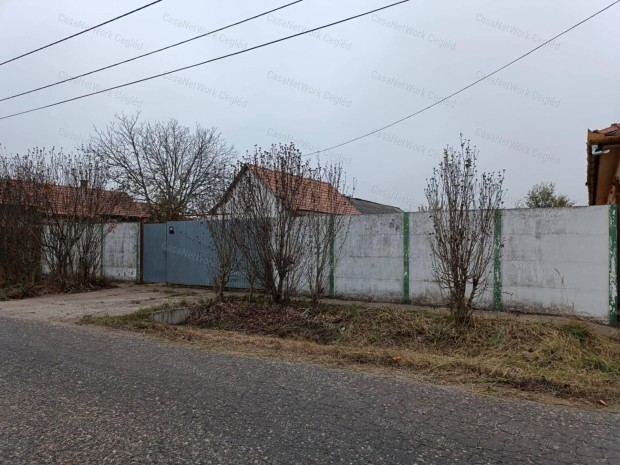 Építési telek bontandó házzal eladó Cegléden!