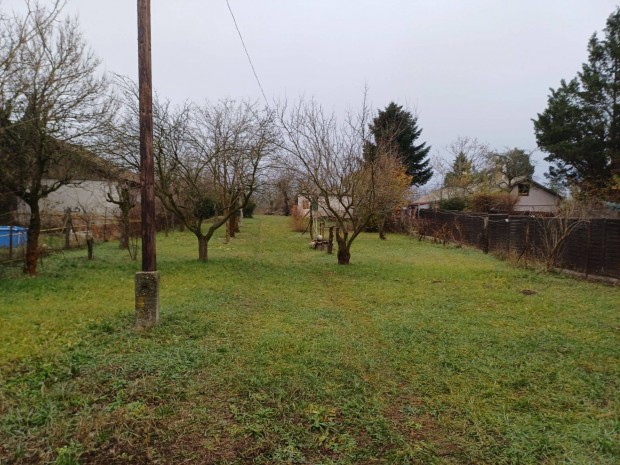 �p�t�si telek elad�