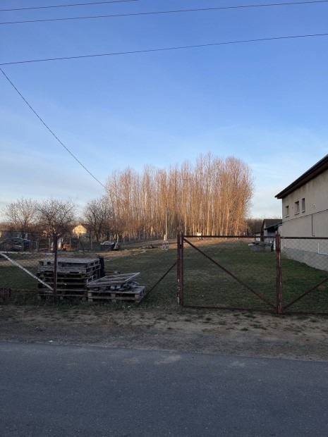 �p�t�si telek elad�