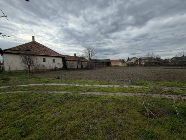 �p�t�si telek elad� Derecsk�n