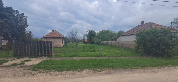 �p�t�si telek elad� Ercsiben!