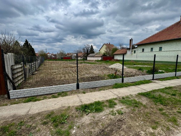 �p�t�si telek elad� Mez�t�ron