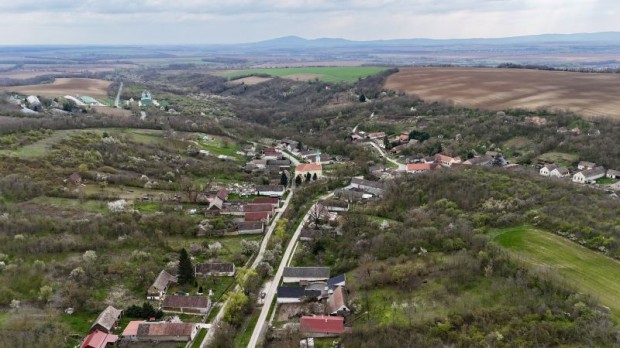 �p�t�si telek elad� - Monyor�d