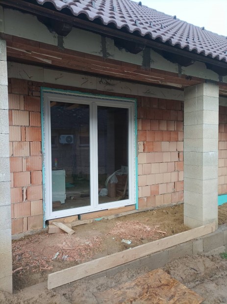 �p�t�si telek h�zzal 