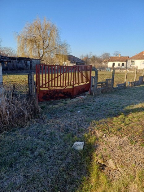 �p�t�sitelek aj�nd�kkal